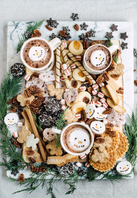 Christmas Dessert Board, Holiday Charcuterie, Dessert Board, Decorações Com Comidas, Party Food Platters, Charcuterie Recipes, Christmas Dessert, Christmas Sweets, Christmas Snacks