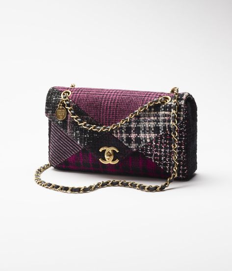 Moda Chanel, Tweed Bag, Luxury Bags Collection, Mode Chanel, Chanel Store, Chanel Flap Bag, Couture Mode, Metal Fashion, Chanel Fashion