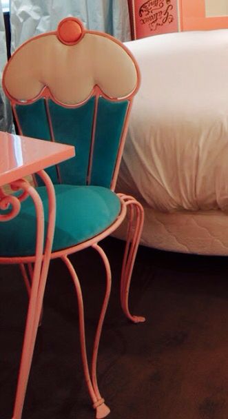 Food Furniture Design, Cupcake Chair, Cupcake Bedroom, Candy Furniture, Ice Cream Chairs, Cake Furniture, Food Furniture, Cream Furniture, Weird Furniture