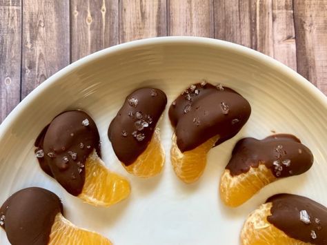 Chocolate Covered Pixie Tangerine With Sea Salt Recipe Chocolate Covered Fruit, Decorações Com Comidas, Chocolate Fruit, Fun Easy Recipes, School Lunches, Mandarin Orange, Chocolate Dipped, Orange Slices, Have You Tried