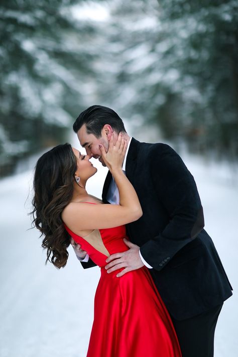 Jaw Dropping Winter Engagement Session - Burgh Brides - A Pittsburgh Wedding Blog Winter Engagement Photos Red Dress, Copal Pic, Snowy Engagement Photos, Christmas Engagement Photos, Photos In The Snow, Brittany Lee, Snow Engagement Photos, Snow Engagement, Anniversary Pics