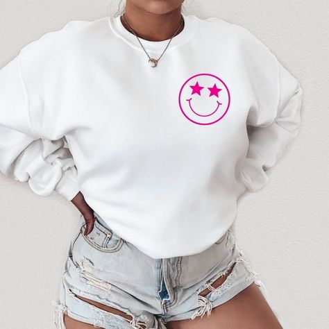 Crewneck Ideas Vinyl, Aesthetic Sweatshirt Design, Cricket Ideas Shirts, Trending Sweatshirts, Face Lightening, Summer Hoodies, Sweatshirt Preppy, Sweatshirt Ideas, Adrette Outfits