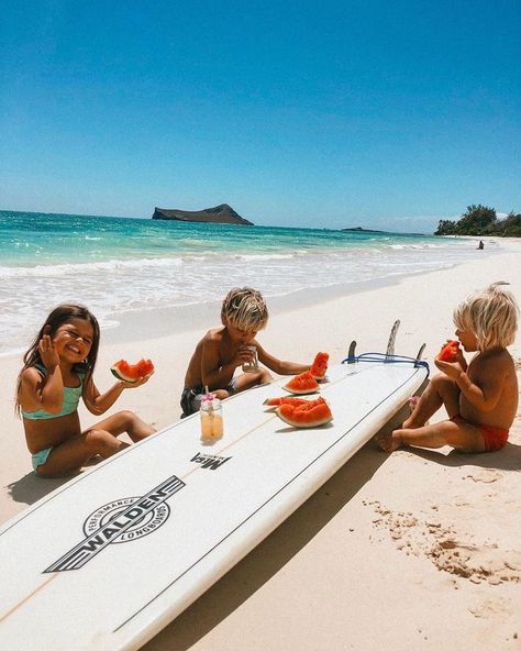 Watermelon Picnic, Drømme Liv, Dream Kids, Beach Inspo, Dream Family, Kids Beach, Hawaii Life, Tropical Beaches, Surf Board