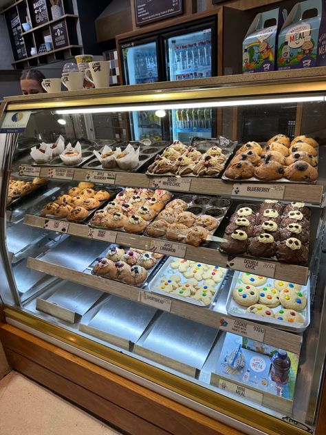 aesthetic cute muffin aesthetic bakery storefront 🪷 clean freshly baked yummy delicious 🧸 Bakery Worker Aesthetic, Muffin Aesthetic, Baker Aesthetic, Aesthetic Bakery, Cafe Owner, Bakery Business Plan, Bakery Muffins, Dream Bakery, Industrial Cafe