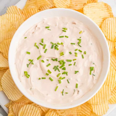 1 Minute French Onion Dip is the must-have star of every party! Using only three ingredients, this dip is quick to make and a crowd-pleaser! #Realhousemoms #frenchonion #frenchoniondip #oneminute #threeingredients #onionsoupmix #sourcrema #dips #appetizer #superbowl #gameday Chicken And Shrimp Carbonara, General Tao Chicken, Baked Buffalo Chicken Dip, Mexican Board, Spicy Buffalo Chicken Dip, Meatloaf Dinner, Ham And Cheese Sliders, Spicy Buffalo Chicken, Slow Cooker Chicken Tacos