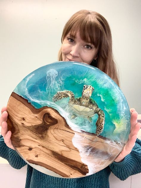 Sea Turtle Art Project, Resin Sea Art, Layering Resin, Water Animals Art, Resin Pictures, Resin Turtle, Sea Turtle Pictures, Ocean Resin Art, Resin Sea