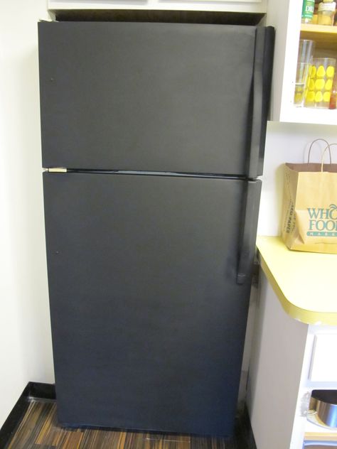 Chalkboard Paint on white fridge, including handles. Would be fun for a garage fridge!! Ugly Fridge, Chalkboard Fridge, Refrigerator Makeover, White Fridges, Kitchen Help, Make A House A Home, Diy Chalkboard, Chalkboard Paint, Chalkboard Art