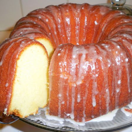 THIS 7-Up Cake is the BOMB! I like to use a flute pan because i like a crunchy top. But a as a gift this way is prettier. 7 Up Cake, 7up Pound Cake, Cheese Pound Cake, Cake Mug, Cream Cheese Pound Cake, 7 Up, Lemon Pound Cake, Pound Cake Recipes, Köstliche Desserts