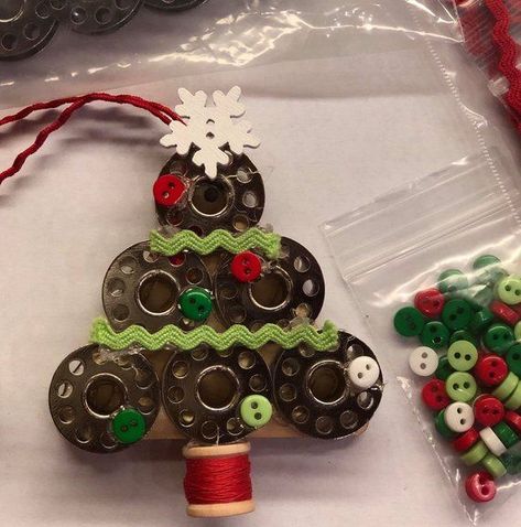 Bobbin Christmas Ornaments, Metal Bobbin Crafts, Sewing Bobbins Crafts, Bobbin Crafts Ideas, Bobbin Crafts, Sewing Christmas Ornaments, Sewing Christmas Tree, Christmas Tree Stand Diy, Vintage Wreaths