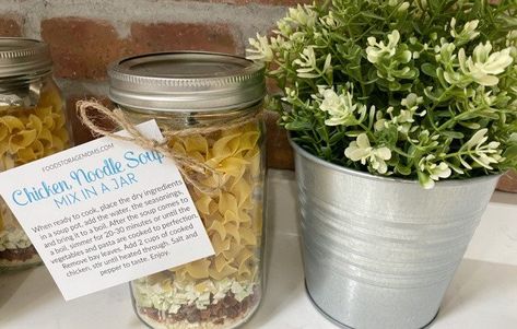 Easy Chicken Noodle Soup Mix in a Jar - Food Storage Moms Soup Jars, Jar Meal Prep, Nutritious Soups, Dry Soup Mix Recipes, Soup Mix In A Jar, Mason Jar Gifts Recipes, Mason Jar Soup, Soup Jar, Soup Gifts