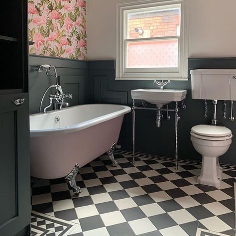 Small Victorian Bathroom, Edwardian Bathroom, Victorian House Interiors, Main Bathroom Ideas, Big Bathroom, Bathroom Paneling, Cast Iron Bath, Cast Iron Bathtub, New House Bathroom