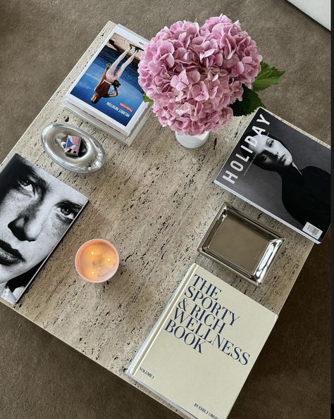 Coffee Table Aesthetic Decor, La Home Aesthetic, Aesthetic Coffee Table Books, Styled Coffee Table, Boston Apartment, Tafel Decor, Coffee Table Styling, Apartment Life, Nyc Apartment