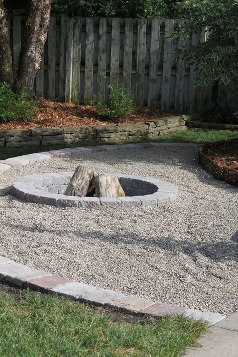 Diy Fire Pit Ideas, Cheap Fire Pit, Fire Pit Essentials, Outside Fire Pits, Fire Pit Materials, Modern Fire Pit, Fire Pit Landscaping, Gravel Patio, Fire Pit Furniture