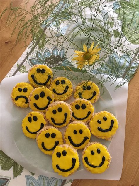 Smiley Face Rice Krispies, Happy Girl, Happy Face, Rice Krispies, Smiley Face, Little Gifts, Fun Stuff, A Smile, Smiley