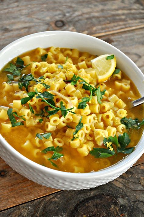 This vegan garlicky Parmesan pasta soup is one pot, super fast, and incredibly delicious! 7 ingredients, so cheesy and garlicky. The perfect weeknight meal! Pasta Parmesan Soup, Parmesan Pasta Soup, Pku Meals, Pku Recipes, Pasta Parmesan, Rabbit And Wolves, Parmesan Soup, Vegan Pasta Recipes, Parmesan Pasta