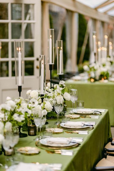 A “Town & Country” Meets “the Runway” Wedding Complete With an Iconic Floral Dress Green Table Linens Wedding, Long Tablescape, Green Tablescape, Green Gold Weddings, Long Table Wedding, Shower Flowers, White Table Settings, Table Floral Arrangements, Events Planner