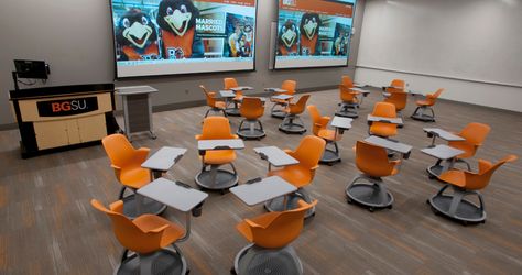 Bowling Green State University, active learning classroom with Steelcase Node chairs University Classroom Interior, University Classroom Design, Classroom Furniture Design, 21st Century Classroom Design, Engineering Classroom, Active Learning Classroom, University Classroom, Mobile Furniture, Bowling Green State University