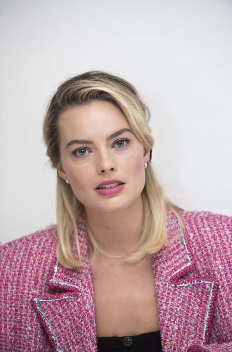 Growing Out Bob, Growing Out A Bob, Rag Curls, Margot Robbie Style, Jane Porter, Margot Robbie Harley, A Bob, Chic Hairstyles, Animal Farm