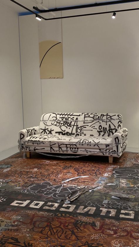 Graffiti Decor Interior Design, Street Art Decor Interior Design, Graffiti Couch, Graffiti Sofa, Graffiti Furniture, 90s House, Drukarka 3d, Graffiti Wall Art, Home Room Design