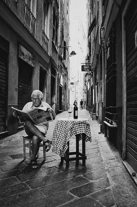 retirement People Reading, Foto Tips, Vintage Italy, Photo Vintage, Black N White Images, White Picture, Jolie Photo, Black White Photos, Black N White