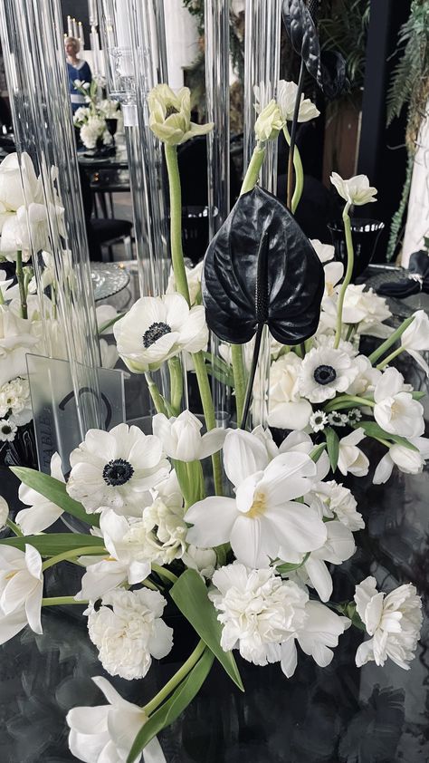 White Flower Black Center, Black And White Florals, Event Flower Arrangements, Black And White Wedding Theme, Gold Centerpieces, White Wedding Theme, Wedding Floral Centerpieces, Black White Wedding, Black And White Decor