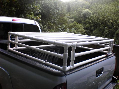 Truck bed cage for dogs out of pvc. Great idea...it makes me nervous seeing dogs free in a truck bed Bed Cover Ideas, Cage For Dogs, Dog Box For Truck, Diy Truck Bedding, Dog Transport, Airline Pet Carrier, Pet Transport, Goat Care, Truck Bed Covers