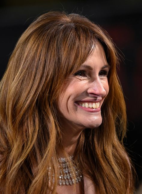 Julia Roberts Just Got the Same Bangs She Had in 2006 Waves With Curtain Bangs, Leave The World Behind, Dior Mascara, Light Auburn Hair, Wave Brush, First Year Of College, Winter Manicure, College Living, Light Auburn