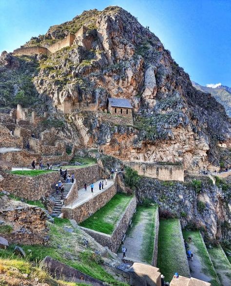 Machu Picchu Luna Tours 🦙 on Instagram: “📍Desde el sitio arqueológico de Ollantaytambo, Valle Sagrado 😍 Photo by @silvi_mesquita #VisitaPeru Tenemos tours 🙋🏻‍♂️ •Machu Picchu en…” Peru Machu Picchu, Peru Trip, Peru Culture, America Trip, Travel Peru, Winged People, Machu Picchu Peru, Room Wall Painting, Rainbow Mountain