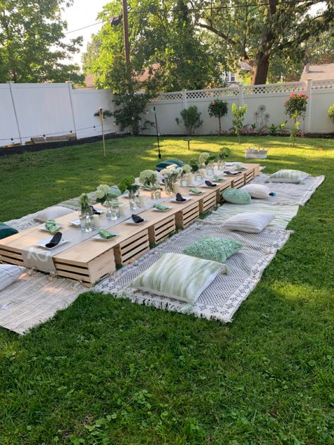 Outdoor Dinner Party Table, Pallet Picnic, Gravel Garden Design, Pallet Picnic Tables, Picnic Party Decorations, Backyard Dinner Party, Solar Flower Lights, Lights For Garden, Backyard Birthday Parties