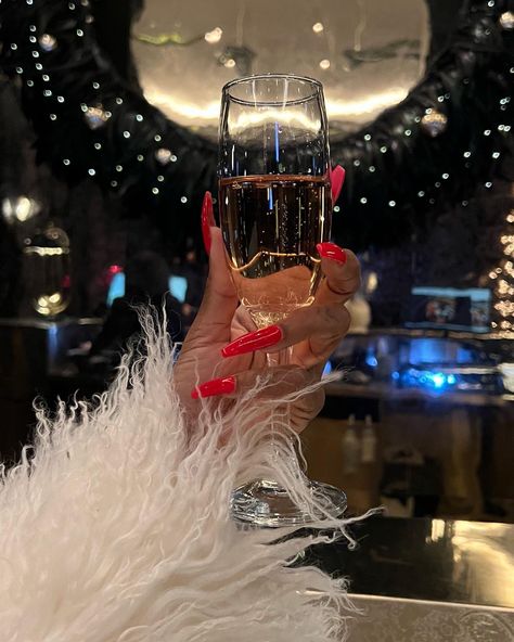 Black Women Christmas, Champagne Mami, Billionaire Lifestyle Luxury Living, Birthday Ideas For Her, Luxury Magazine, Girl Code, Photographs Ideas, Breathtaking Places, Barbie Life