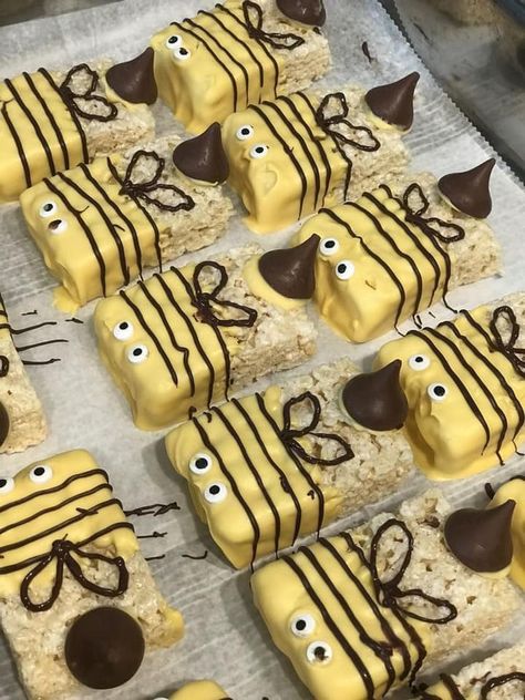 Bumble Bee Desserts, Bee Themed Finger Foods, Bee Theme Snacks, Bee Rice Krispie Treats, Bee Gender Reveal Party Food, Bee Snacks, Bee Party Food Ideas, Bee Themed Food, Bee Themed Birthday Party