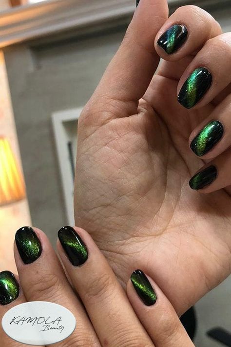 Green Cat Eye on natural nails Green Cat Eye Nails Short, Dragon Eye Nails Designs, Tiger Eye Nails, Black Cat Eye Nails, Gatsby Nails, Green Cat Eye Nails, Nails Tiger, Green Cat Eye, Popular Nail Colors