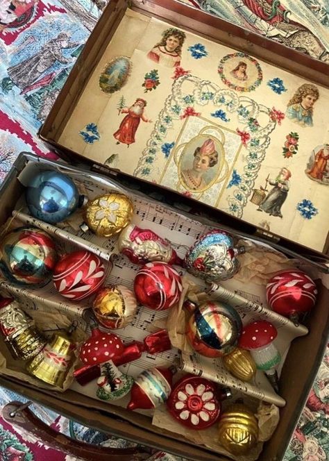 Antique Christmas Ornaments, Christmas Tale, Vintage Christmas Images, Christmas Interiors, Christmas Wonderland, Pretty Christmas, Antique Christmas, Christmas Past, Victorian Christmas