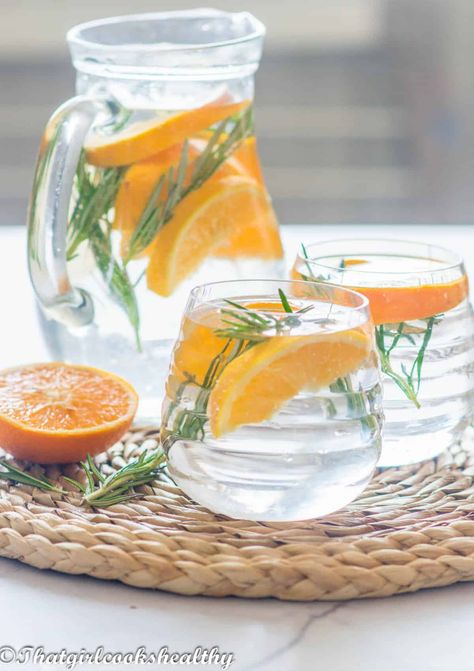 Infused Water With Oranges, Citrus Infused Water, Orange Water Recipe, Flavored Water For Parties, Fall Infused Water, Fall Infused Water Recipes, Infused Water Aesthetic, Rosemary Infused Water, Orange Infused Water