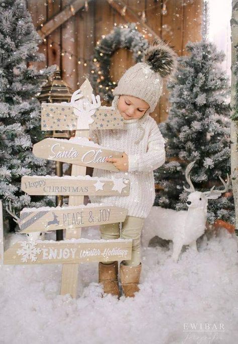 Christmas Photoshoot Kids, Diy Christmas Photoshoot, Christmas Mini Shoot, Christmas Family Photoshoot, Photo Backdrop Christmas, 2023 Ideas, Baby Christmas Photos, Xmas Photos, Christmas Photo Booth