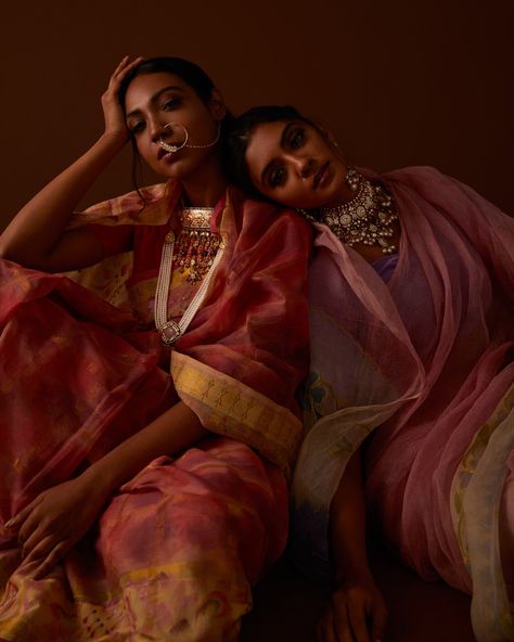 Artistic Fashion Photography, Traditional Indian Jewellery, Saree Poses, Indian Photoshoot, Saree Photoshoot, Model Poses Photography, Indian Aesthetic, Bridal Shoot, Professional Fashion