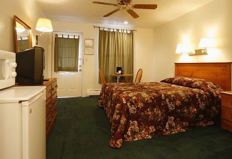 1970s Motel Room, 80s Hotel Room, Motel Room Aesthetic, Retro Hotel Room, 70s Motel, Room With Ceiling Fan, Cheap Motel, Cheap Motels, Cheap Hotel Room