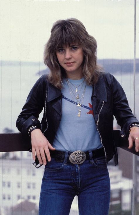 Suzi Quatro: jeans and leather. c. late 70's. Female Rock Stars, Suzi Quatro, Women Of Rock, Stunning Hairstyles, Denim Inspiration, Tough Girl, Joan Jett, Women In Music, Glam Rock