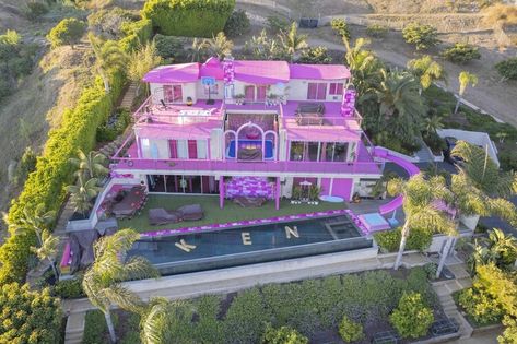 Sims 4 Barbie Dreamhouse, Original Barbie Dream House, Barbie Dream House Experience, Barbie Malibu Dream House, Pink Barbie House Real Life, Barbie Dream House Toy, Barbi Benton, Real Barbie, Malibu Barbie