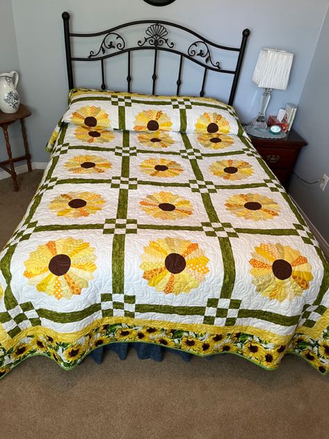 Wimbledon House, Sunflower Quilt, Sunflower Quilts, Dresden Plate Quilt, Dresden Plate, Applique Quilts, Throw Quilt, Quilt Ideas, Wimbledon