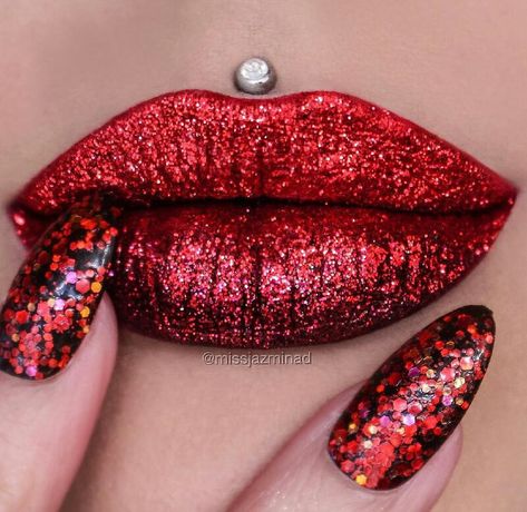 Red Glitter Lips, Lip Art Makeup, Red Lip Color, Glitter Lipstick, Lipstick Tutorial, Beautiful Lipstick, Nice Lips, Lipstick Art, Glitter Lips