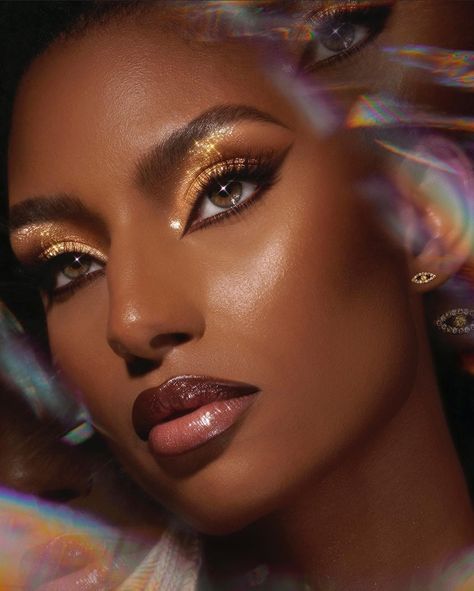 Gold Eye Looks Eyeshadows, Gold 70s Makeup, Graphic Eye Makeup Looks, Gold Graphic Liner, Black And Gold Makeup Looks, Gold And White Makeup, Gold Goddess Makeup, Editorial Makeup Looks, Sydney J Harper