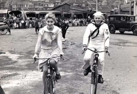 Candice Bergen and Steve McQueen ride bikes. The Sand Pebbles, Game Of Thrones Dress, Fox Photo, Bicycle Tattoo, Candice Bergen, Steve Mc, Classic Movie Stars, Vintage Bikes, Steve Mcqueen