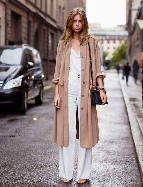 Stylish but Office Friendly Summer Outfit Ideas - duster jacket outfits, wide leg pants, summer office style // Notjessfashion.com Stockholm Street Style, Street Style Inspiration, 가을 패션, Looks Style, Mode Inspiration, White Pants, Trench Coats, Look Chic, Street Styles