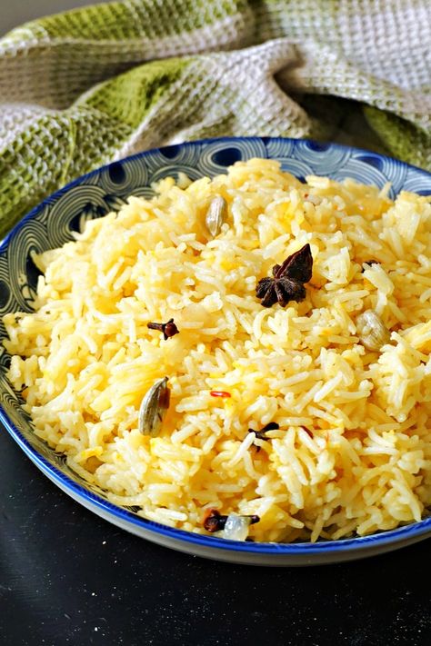 Pilau Rice with basmati rice, saffron, cardamom, cinnamon, star anise and cloves, a beautifully fragrant side dish that is the perfect accompaniment to any Indian or Middle Eastern feast. It's incredibly easy and quick to make, and it can rival any restaurant or take away pilau rice. Star Anise Rice, Pilau Rice Recipe, Basmati Rice Pilaf, Pilaf Rice, Cardamom Recipe, Basmati Rice Recipes, Pilau Rice, Rice Pilaf Recipe, Indian Rice Recipes