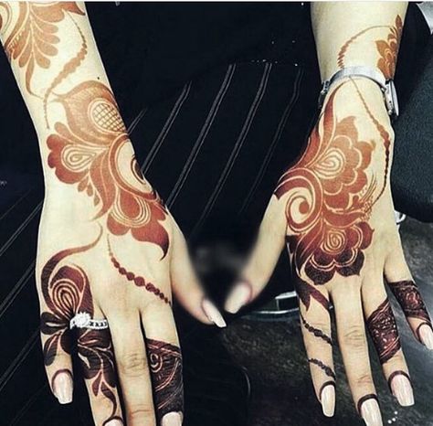 Flower Mehndi Design, Flower Mehndi, Khafif Mehndi Design, Arabic Henna Designs, Indian Mehndi Designs, Finger Henna Designs, Bridal Mehendi Designs Hands, Modern Henna Designs, Mehndi Design Pictures