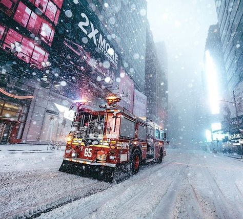 The FDNY doing their thing out there Saturday night. Wild Fire, I Love Ny, Fire Apparatus, Chicago Fire, Fire Rescue, Fire Dept, New York State, Fire Department, Winter Is Coming