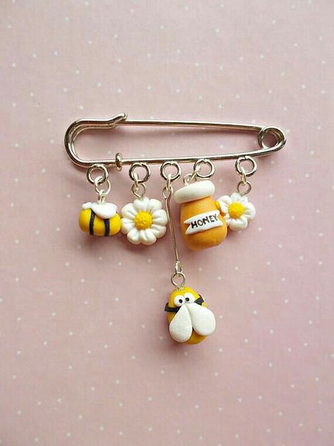 Bee Lover Gifts, Clay Keychain, Bee Pin, Tanah Liat, Bee Jewelry, Polymer Clay Jewelry Diy, Bee Brooch, Cute Polymer Clay, Clay Ornaments