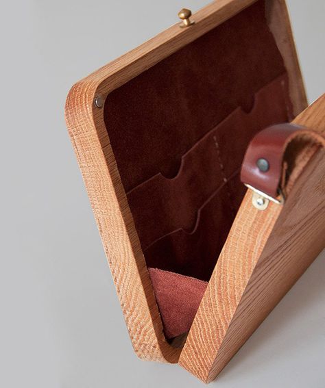 GRAV GRAV is the wearable wood handiwork of Merve Burma. In her Istanbul-based workshop she creates wooden bags with... Wooden Box Crafts, Sac En Cuir Diy, Woodworking Projects Ideas, Wooden Desk Chairs, Popular Woodworking Projects, Wood Bag, Wood Boat Plans, Wooden Purse, Wooden Bag