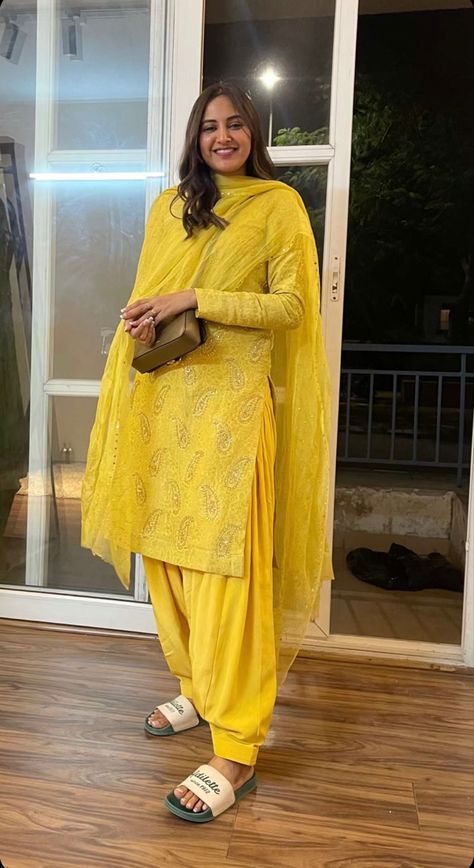 Simple College Outfits, Baani Sandhu, Punjabi Singer, Desi Fits, Indian Suit, Body Hot, Latest Dress Design, Pakistani Fashion Party Wear, Quotes Instagram